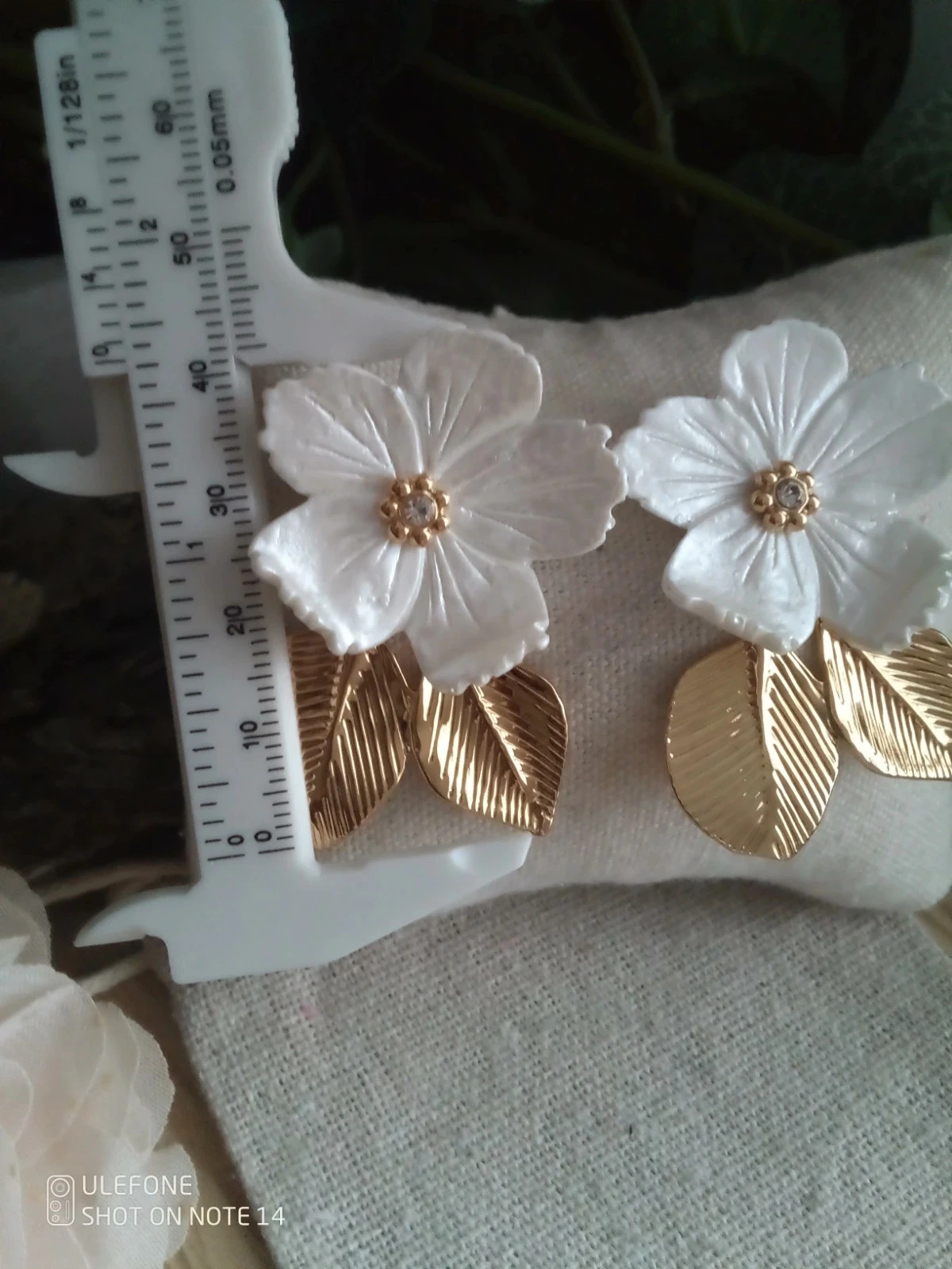 Boucles d'oreilles bohèmes fleurs blanches et dorées – photo 2
